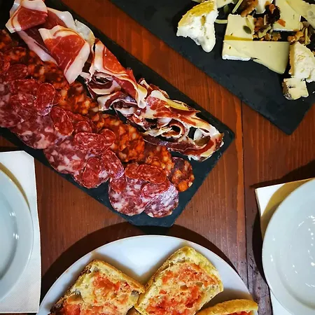 Arc De Bara & Kamp alanı Roda de Bará